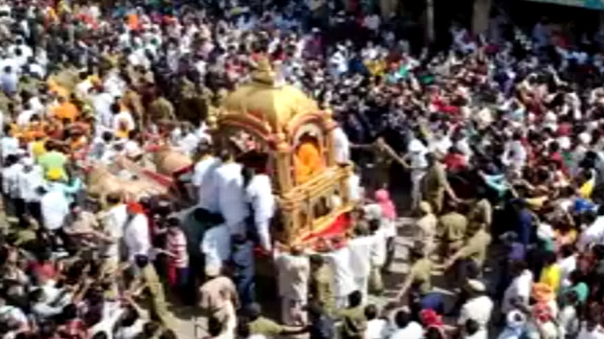Rath Yatra of bhagwan Mahavir started with much fanfare, crowd of devotees gathered for darshan in shri mahaveerji of karoli