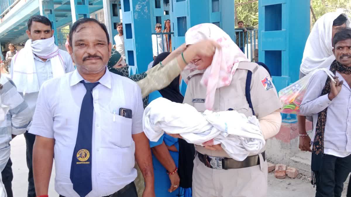 Woman gave Birth in Train