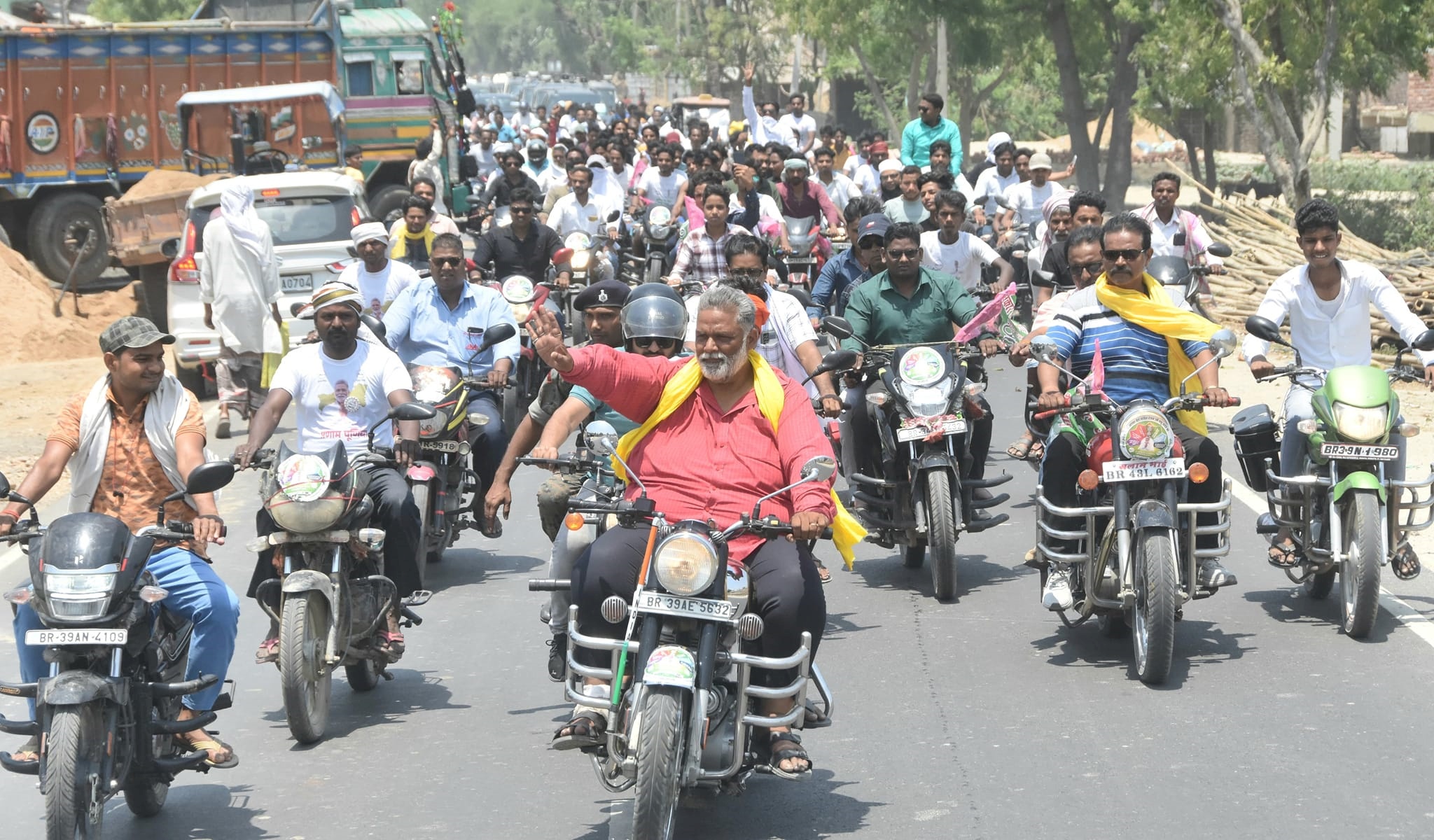 पप्पू यादव की मोटरसाइकिल रैली में उमड़ी भीड़