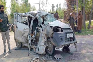 پلوامہ کے بونرہ میں کار کی ٹکر سے دو افراد شدید زخمی