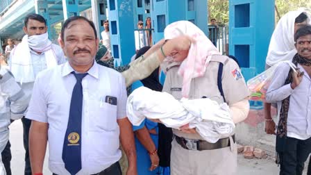 Woman gave Birth in Train