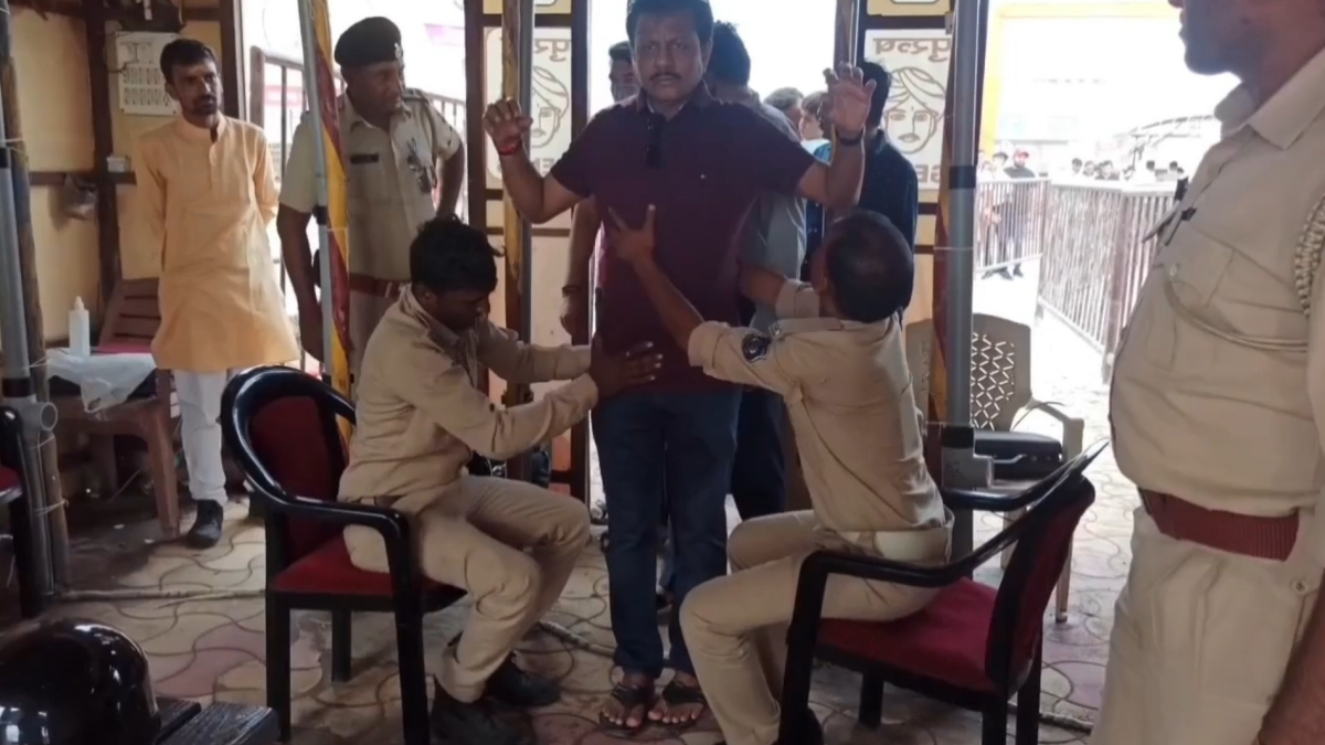 દર્શનાર્થીઓનું બારીકાઈથી નિરીક્ષણ