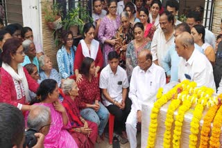 Sharad Pawar pays last respects to Santosh Jagdale