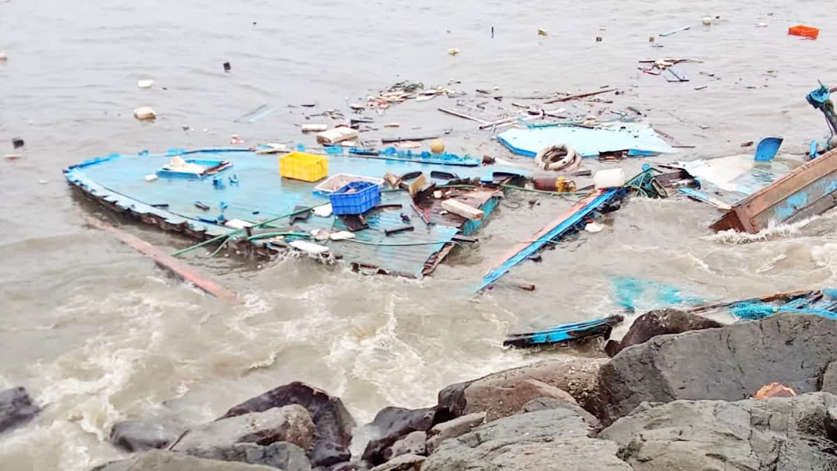 FISHING BOAT WRECKED IN KASARAGOD  HEAVY RAIN IN KERALA  പുലിമുട്ടിലിടിച്ച് ബോട്ട് തകര്‍ന്നു  മത്സ്യബന്ധന ബോട്ട് തകര്‍ന്നു