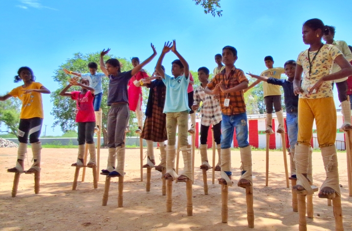 மரக்கால் ஆட்டம் ஆடும் சிறுவர்கள்