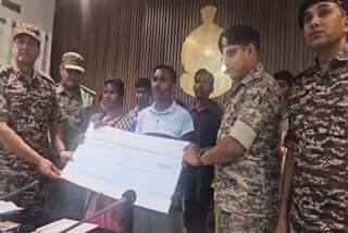 بیجاپور میں نکسلی راکیش خودسپردگی کرتے ہوئے