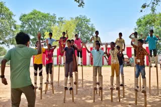 மரக்கால் ஆட்டம் ஆடும் குழந்தைகள்