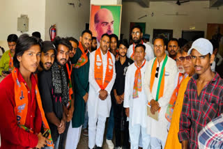 BJP workers with Hamid Khan Mewati