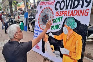 கலைப் பள்ளி ஆசிரியர் ஒருவர் கோவிட் 19 பற்றிய விழிப்புணர்வு ஓவியம் வரைகிறார்