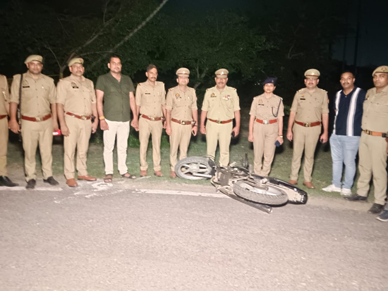 नोएडा में पुलिस और बाइक सवार बदमाशों के बीच मुठभेड़