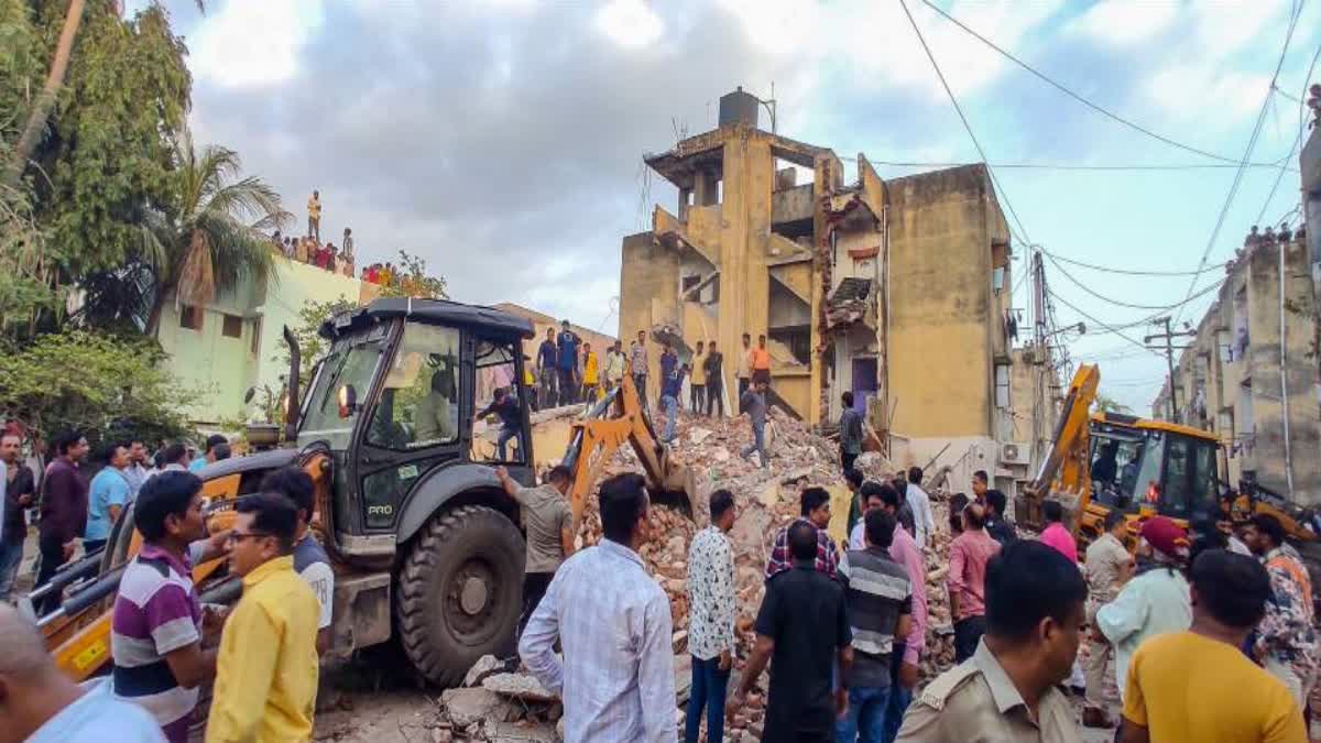 Jamnagar Building Collapses: આવાસની ઈમારત ધરાશાયી થતા ત્રણનાં મોત, સાતને ઈજા
