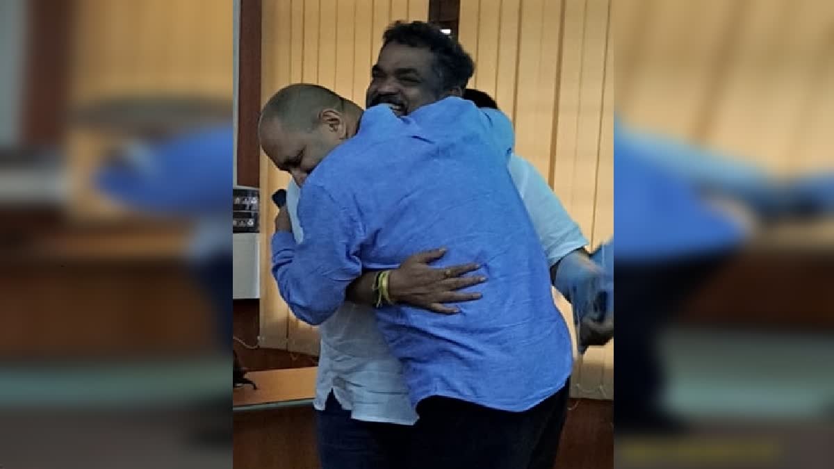 MP Anantkumar Hegade hugs Congress MLA Satish Sail