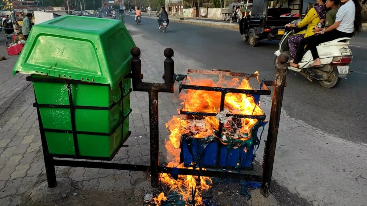 Junagadh News : જૂનાગઢમાં કચરા પેટીના અદ્રશ્ય દુશ્મનો, માત્ર બ્લુ કલરની કચરા પેટીને લગાવી રહ્યા છે આગ