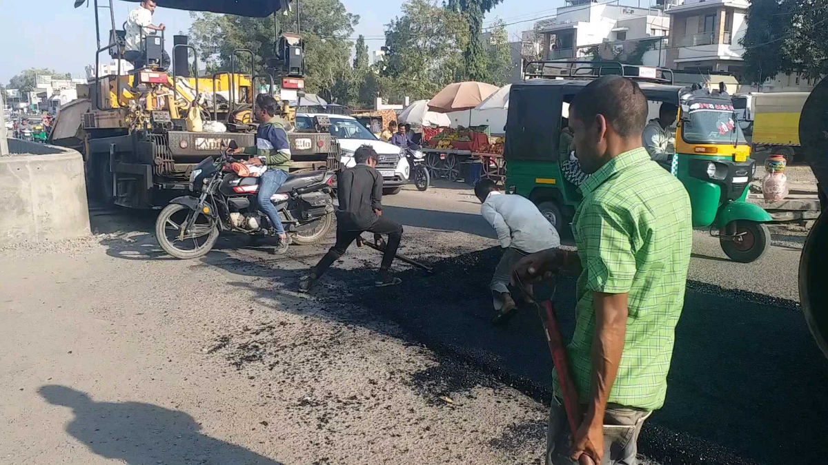 રોડ ખોદી નાખ્યા પછી છેલ્લા દોઢ મહિનાથી ફરીથી રોડ બનાવવામાં આવ્યો નથી