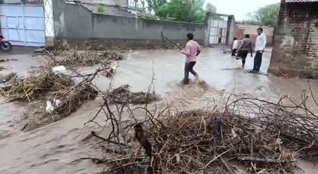 અનેક નદીઓમાં ઘોડાપુર જેવી સ્થિતિ