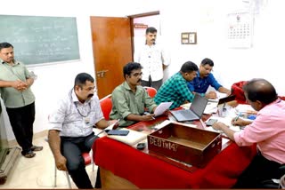 Vigilance raid in education offices  Thiruvananthapuram news updates  latest news in Thiruvananthapuram  vigilance raid  മിന്നല്‍ പരിശോധനയുമായി വിജിലന്‍സ്  വിദ്യാഭ്യാസ ഓഫിസുകളില്‍ വ്യാപക ക്രമക്കേട്  ഓഫിസുകളില്‍ വ്യാപക ക്രമക്കേട്  സംസ്ഥാനതല മിന്നല്‍ പരിശോധന  അപേക്ഷകള്‍  vigilance raid