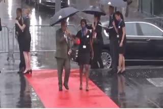 خاتون سے چھتری لیتے ہوئے ویڈیو پر پاک وزیراعظم ٹرول