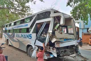 पटना में यात्री बस दुर्घटनाग्रस्त
