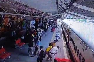 narmadapuram rpf jawan saved life of woman