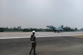 പൂർവാഞ്ചൽ എക്‌സ്പ്രസ് വേ എയർസ്ട്രിപ്പ്  ഇന്ത്യൻ വ്യോമസേന  aircraft  Purvanchal expressway  പൂർവാഞ്ചൽ എക്‌സ്പ്രസ് വേ  വ്യോമാഭ്യാസ പ്രകടനം  Indian Air Force  Sukhoi  Mirage fighter jet