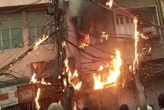 पुरानी दिल्ली के लाल कुआं बाजार में लगी आग