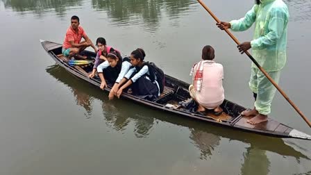 people forced to travel on wrecked boats