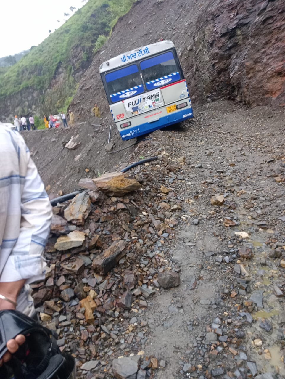 Punjab Roadways bus is hanging in the air in Sirmaur, the passengers are holding their breath