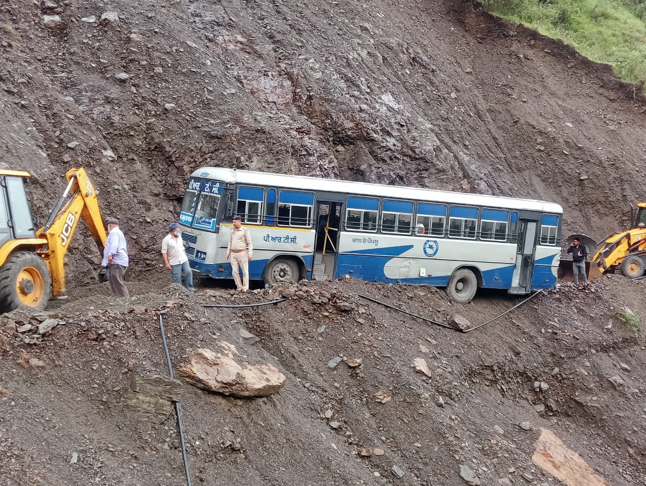 Punjab Roadways bus is hanging in the air in Sirmaur, the passengers are holding their breath