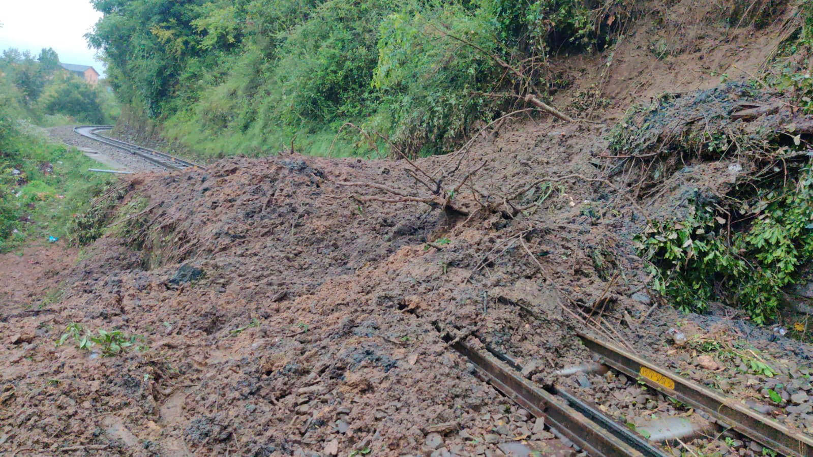 landslide on kalka shimla railway track