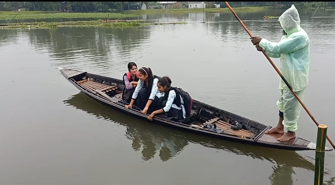 people forced to travel on wrecked boats