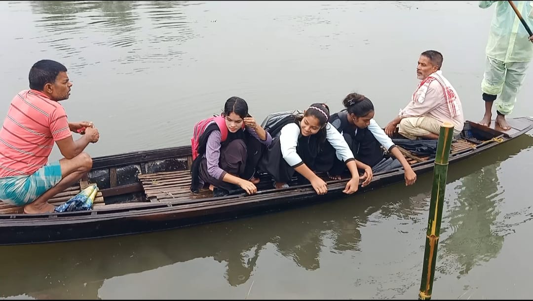 people forced to travel on wrecked boats