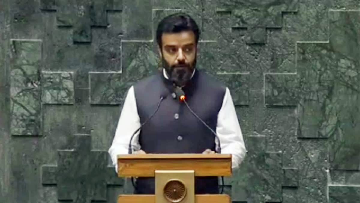 Srinagar Parliamentarian Takes Oath in Kashmiri