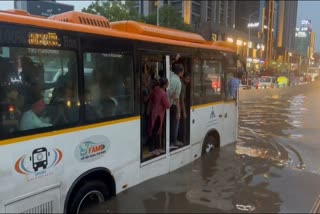 રાજકોટ જિલ્લામાં 1 ઈંચ વરસાદે ખોલી મનપાની પોલ, પાણી ભરાતા 2 BRTS બસ પડી બંધ