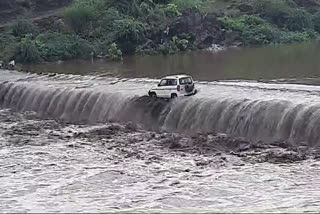 BARWANI BOLERO STUCK IN FLOOD