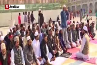 People of the Muslim community offered namaz in the Golden Temple Amritsar and gave a message of religious peace and communal harmony. On this occasion, the people of the Sikh Community said that they were very happy that the Muslim brothers offered prayers in Harimandar Sahib.