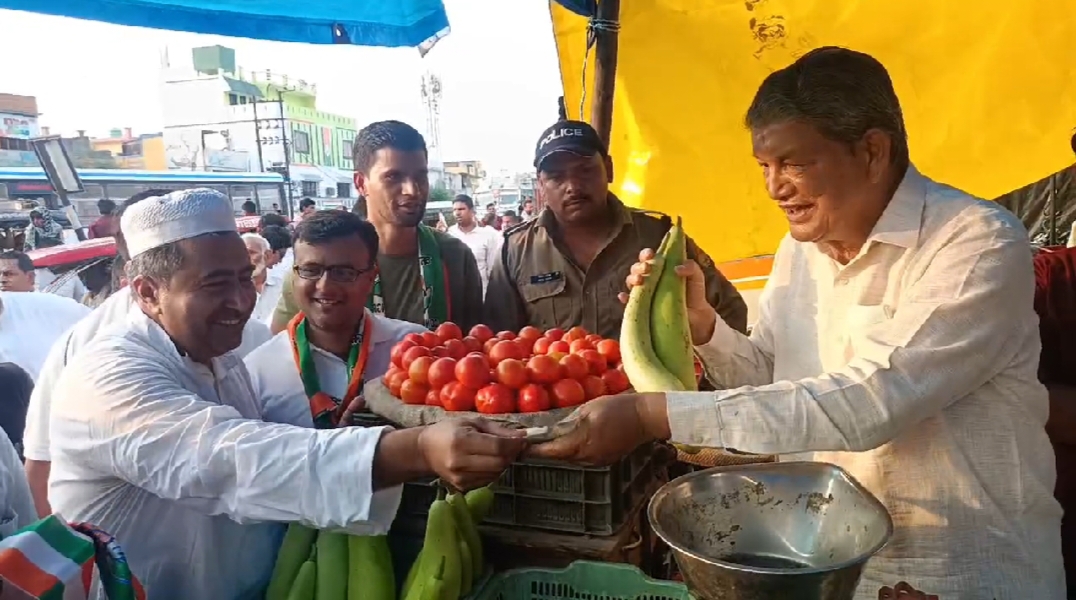 Congress leader Harish Rawat selling vegetables