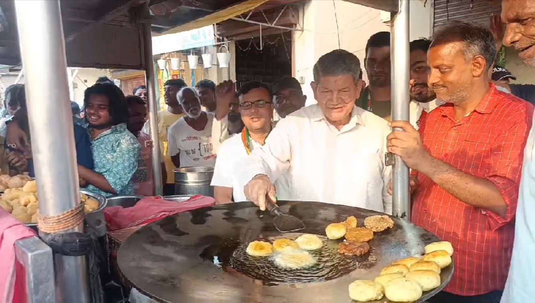 Congress leader Harish Rawat making tikki