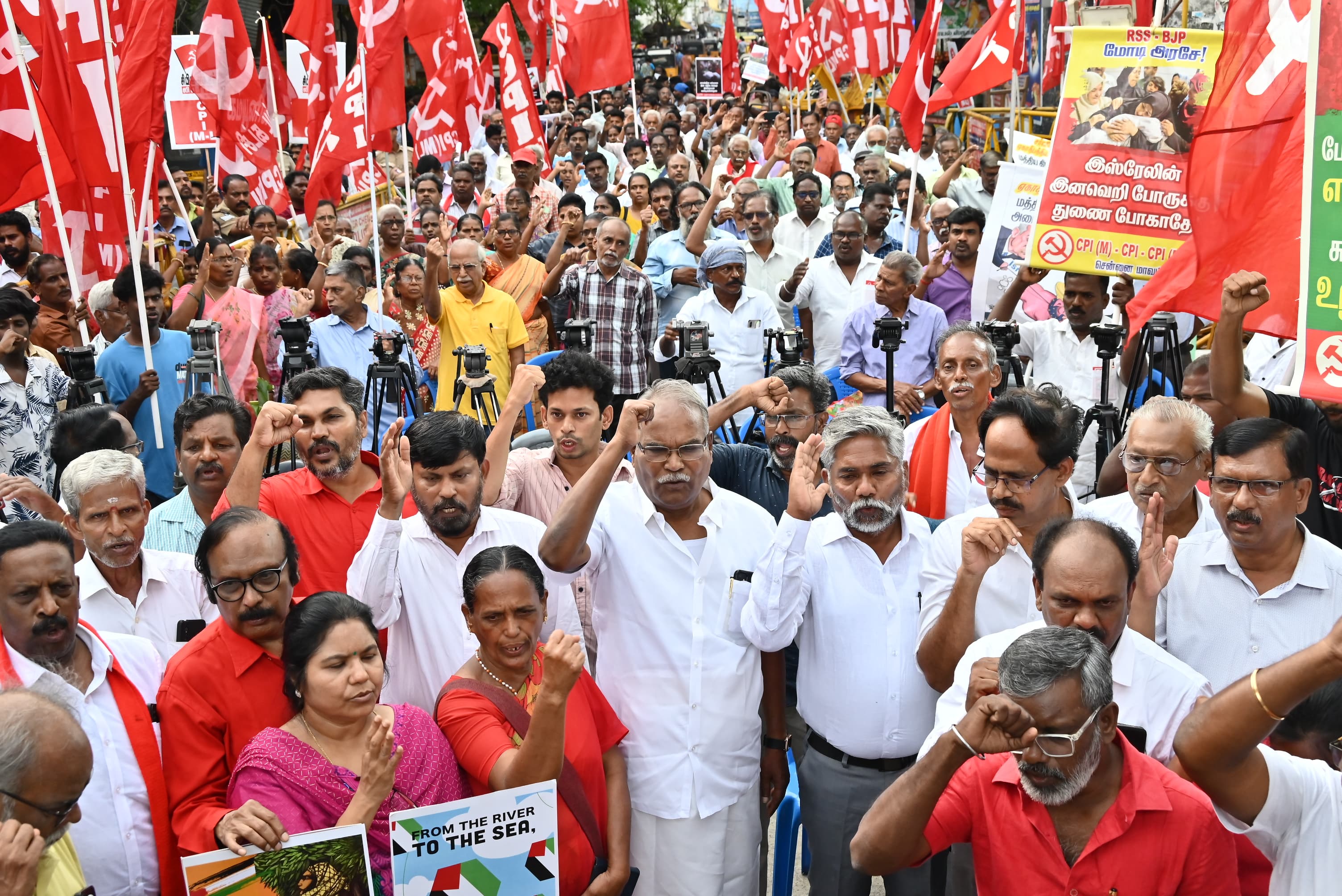 ஆர்ப்பாட்டத்தில் கே.பாலகிருஷ்ணன்