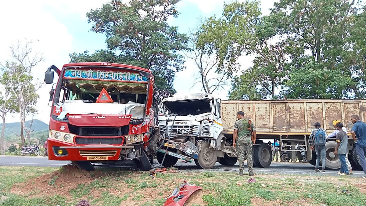 bus and trailer collided in latehar