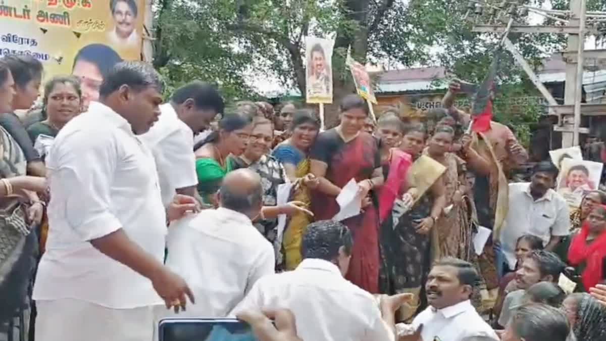 திமுக மகளிரணி கண்டன ஆர்ப்பாட்ட மேடையில் ஏற்பட்ட கோஷ்டி மோதல்