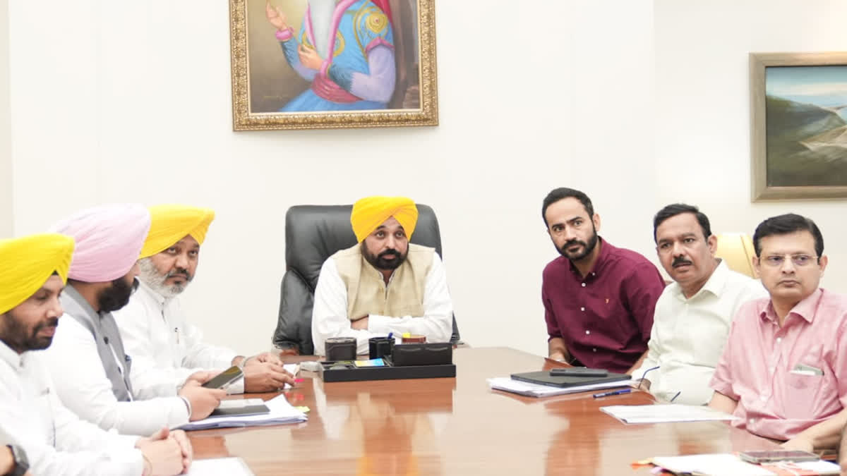 CM holds meeting with PU officials regarding boys and girls hostels in Panjab University