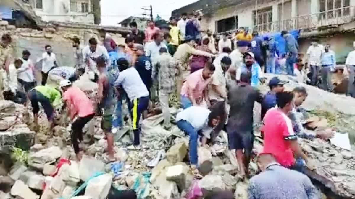 Dilapidated building collapses in Junagadh  Buildings collapsed in Gujarat due to heavy rains  Dilapidated building collapses in Junagadh  Gujarat heavy rains  heavy rain  Buildings collapsed due to heavy rain in Gujarat  Gujarat news updates  latest news in Gujarat  news updates in Gujarat  Building Collapsed  കനത്ത മഴയില്‍ ഗുജറാത്തില്‍ കെട്ടിടങ്ങള്‍ തകര്‍ന്നു  രക്ഷാപ്രവര്‍ത്തനം പുരോഗമിക്കുന്നു