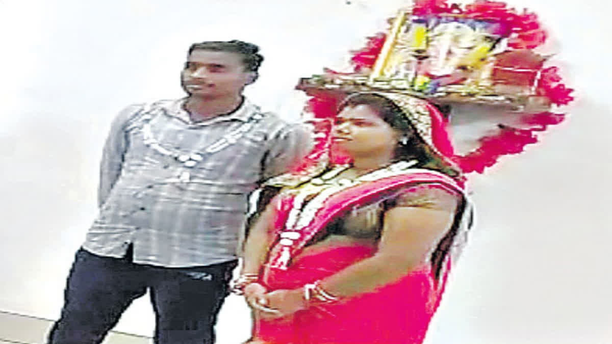 Man marries off wife to her beau in Odisha Cuttack  Madhava Pradhan of Kirasi village in Odisha  Madhava Pradhan marries Jilli  Jilli elopes with boy friend Madhav Pradhan  ಸೋದರ ಮಾವನೊಂದಿಗೆ ಲವ್ವಿಡವ್ವಿ  ಪತಿ ಎದುರೇ ಮದುವೆಯಾದ ಜೋಡಿ  ಒಡಿಶಾದಲ್ಲಿ ವಿಚಿತ್ರ ಪ್ರಕರಣ  ಬೆರೆ ವ್ಯಕ್ತಿಯ ಜೊತೆ ಗಂಡನೇ ಮುಂದೇ ನಿಂತು ಮದುವೆ  ವಿವಾಹಿತ ಮಹಿಳೆಯೊಬ್ಬಳು ತನ್ನ ಸೋದರ ಮಾವ  ಮದುವೆ ಮಾಡಿಕೊಂಡಿರುವ ಪ್ರಸಂಗ  ಸೋನೆಪುರ ಜಿಲ್ಲೆಯ ಸುಭಲೈ ಠಾಣಾ ವ್ಯಾಪ್ತಿ  Man marries off wife to her beau