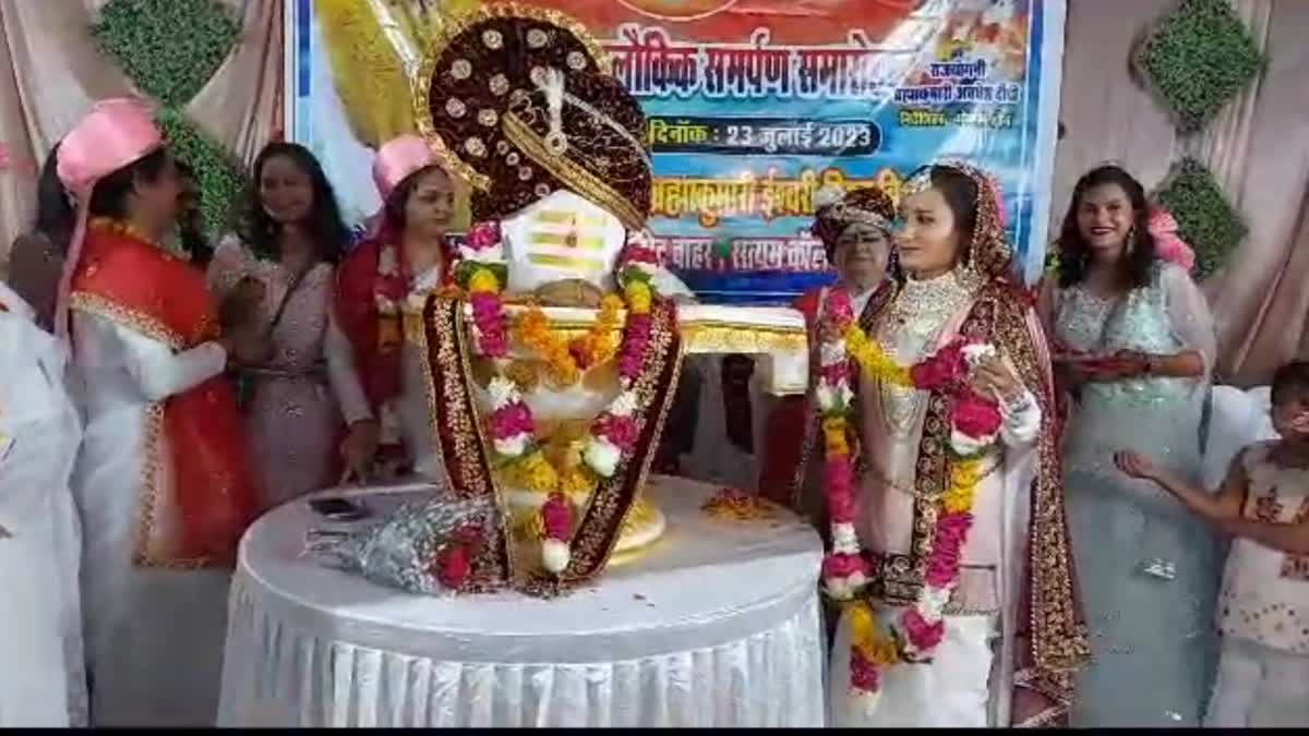 young-woman-married-lord-shiva-in-uttarpradesh-viral-videos