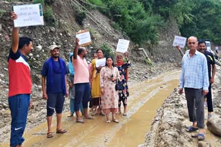 People Protest In Hamirpur.