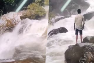 young man washed away  waterfalls  man fell into waterfalls  uduppi  arashinagudi  waterfall in karnataka  sharath kumar  വെള്ളച്ചാട്ടം  വെള്ളച്ചാട്ടം ആസ്വദിക്കാനെത്തിയ യുവാവ്  യുവാവ് കാല്‍ വഴുതി ഒഴുക്കില്‍പ്പെട്ടു  ദൃശ്യം പകര്‍ത്തി സുഹൃത്ത്  ഉടുപ്പി  കര്‍ണാടക  അരശിനഗുഡി വെള്ളച്ചാട്ടം