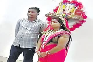 Man marries off wife to her beau in Odisha  Husband takes initiative for wifes marriage  ഹം ദിൽ ദേ ചുകേ സനം റിയൽ ലൈഫിലും  ഹം ദിൽ ദേ ചുകേ സനം  ഭാര്യയുടെ വിവാഹത്തിന് മുൻകൈയ്യെടുത്ത് ഭർത്താവ്  Hum Dil De Chuke Sanam  wedding  marriage  Madhava Pradhan  man marries off his wife with her lover  husband took a cue from the Bollywood film  wife enter into wedlock with her beau