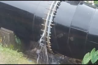 Water Leakage  Idukki  Chenkulam  high pressure penstock pipe leaked  penstock pipe  വൈദ്യുതി നിലയത്തിലേക്ക്  ഹൈ പ്രഷര്‍ പെന്‍സ്‌റ്റോക്ക് പൈപ്പില്‍ ചോര്‍ച്ച  പൈപ്പില്‍ ചോര്‍ച്ച  പ്രദേശവാസികള്‍ ആശങ്കയില്‍  ചെങ്കുളം വൈദ്യുതി നിലയത്തിലേക്ക്  കെഎസ്‌ഇബി  ചെങ്കുളം