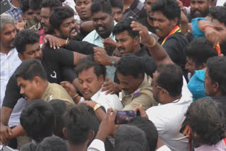 dmk-executive-attacked-by-group-of-naam-tamilar-members-in-krishnagiri