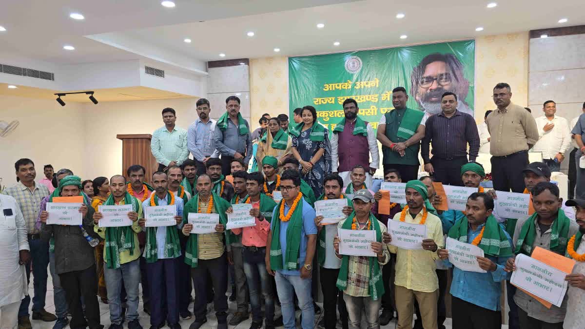 jharkhand government honored the workers who returned from South Africa